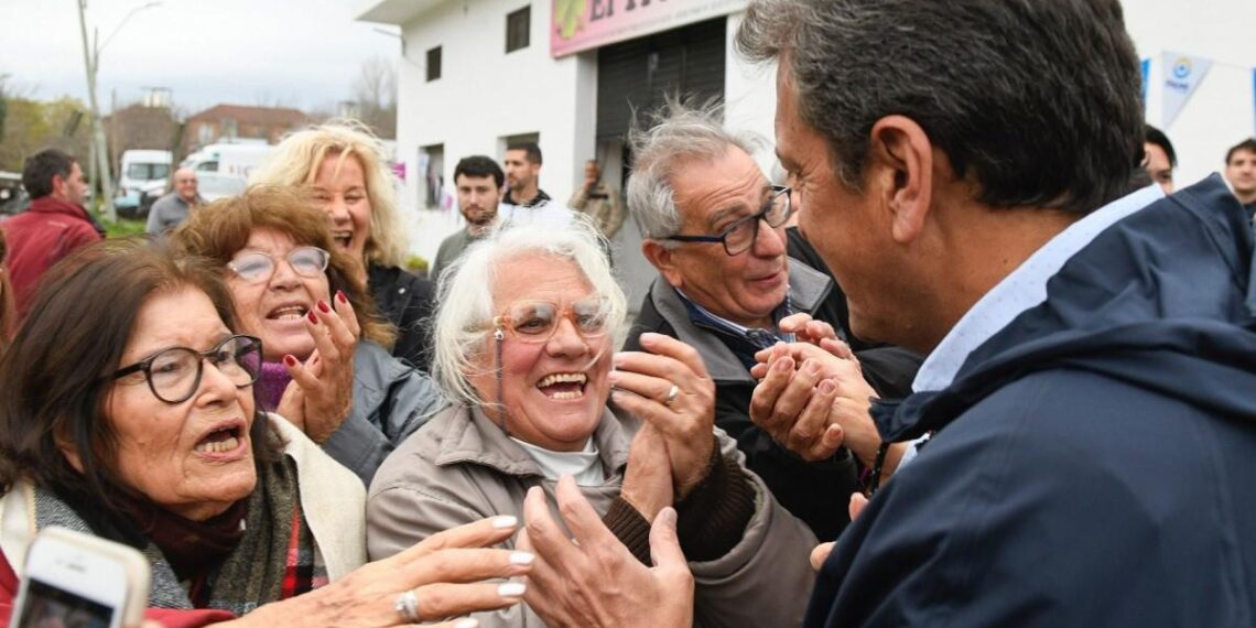 Massa anunció un refuerzo alimentario de $45.000 para jubilados