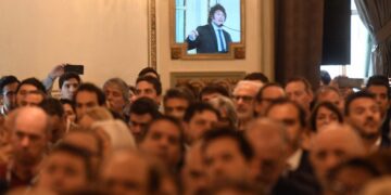 Más de 200 economistas revelan cuáles son los peligros del plan de dolarización de Milei