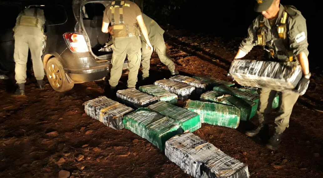 Hallaron más de 600 kilos de marihuana abandonados en el interior de una camioneta
