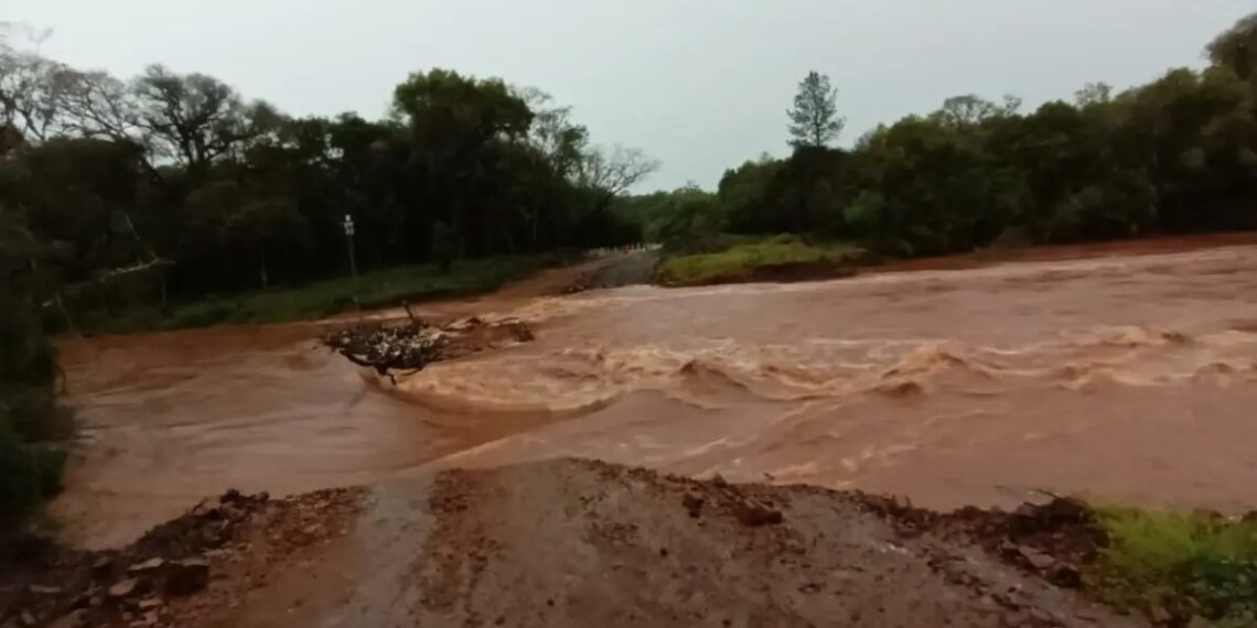 Desbordó el arroyo Yabebiry y se interrumpió el tránsito por el puente provisorio
