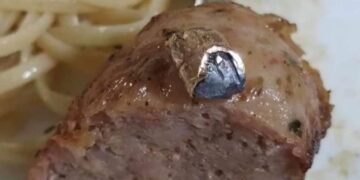 Comía asado y encontró una bala en el chorizo