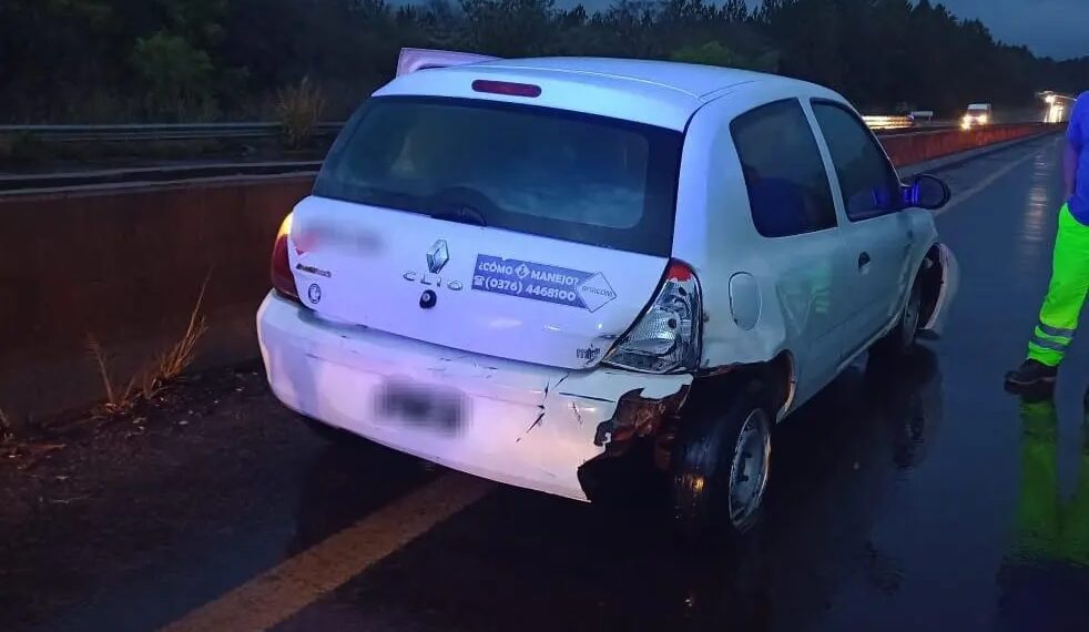 Automovilista terminó contra el muro de contención vial tras despistar en la ruta 12