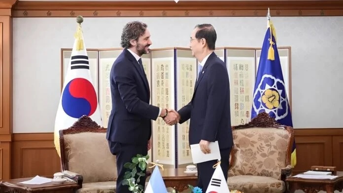 Gira por Asia: Santiago Cafiero confirmó la exportación de carne aviar a Corea del Sur