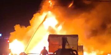 Iguazú: Tras varias horas de trabajo, Bomberos extinguieron el incendio de camiones cisterna con combustible