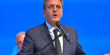 Massa anunció que propondrá en el Presupuesto coparticipar el impuesto al cheque y el PAÍS