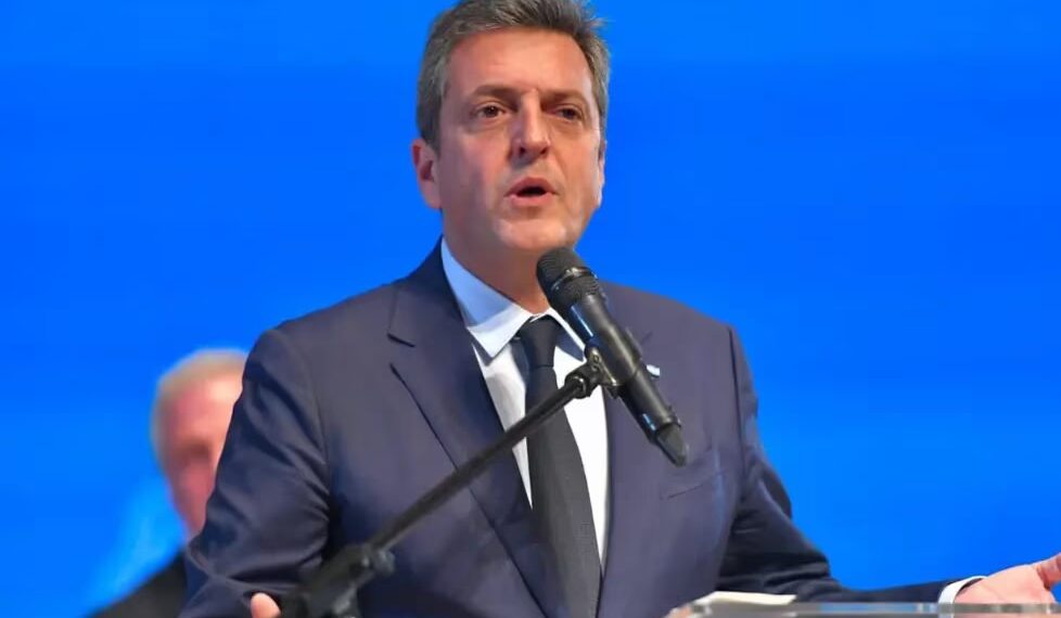 Massa anunció que propondrá en el Presupuesto coparticipar el impuesto al cheque y el PAÍS