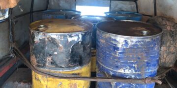 Vecinos alertaron a la Policía sobre una carga ilegal de combustible en tambores