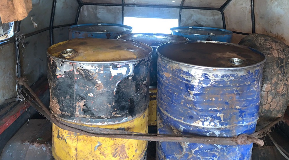Vecinos alertaron a la Policía sobre una carga ilegal de combustible en tambores