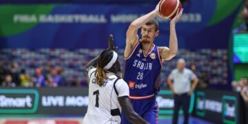 Mundial de básquet: un jugador recibió un codazo en pleno partido, fue operado dos veces y perdió un riñón