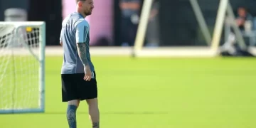 Messi no entrenó a la par del grupo, hizo tareas de kinesiología y está en duda su titularidad