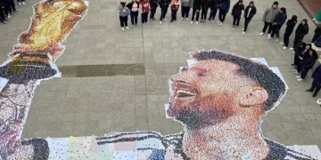 Hicieron un mosaico de Lionel Messi con 90 mil tapitas en el patio del colegio: el impactante resultado final