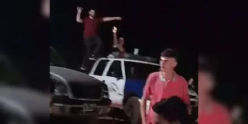 Detuvieron a un hombre que junto a su pareja se subió a la carrocería de un patrullero e insultó a policías