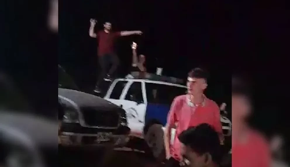 Detuvieron a un hombre que junto a su pareja se subió a la carrocería de un patrullero e insultó a policías