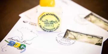 Con la imagen de las Cataratas, lanzaron un sello postal para celebrar los 200 años de relaciones diplomáticas entre Argentina y Brasil
