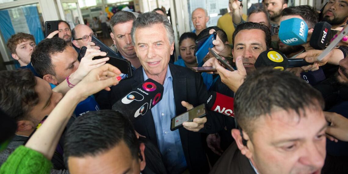 Mauricio Macri votó y dijo que observa un escenario de balotaje