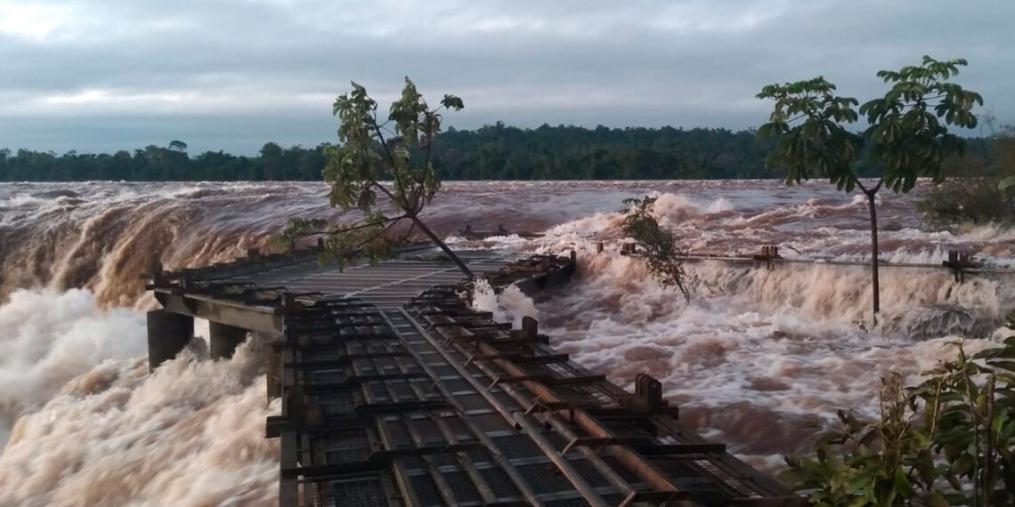 El acceso al paseo Garganta del Diablo continúa cerrado por la crecida del río Iguazú