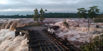 El acceso al paseo Garganta del Diablo continúa cerrado por la crecida del río Iguazú