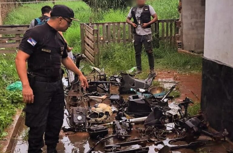 Desmantelaron un desarmadero de motos robadas y atraparon a tres hermanos involucrados