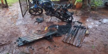 Jardín América: una mujer incendió la moto de su pareja y lo atacó con un cuchillo 