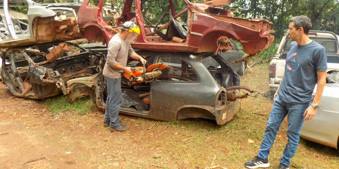 Iniciaron la compactación de vehículos y chatarras en Puerto Iguazú