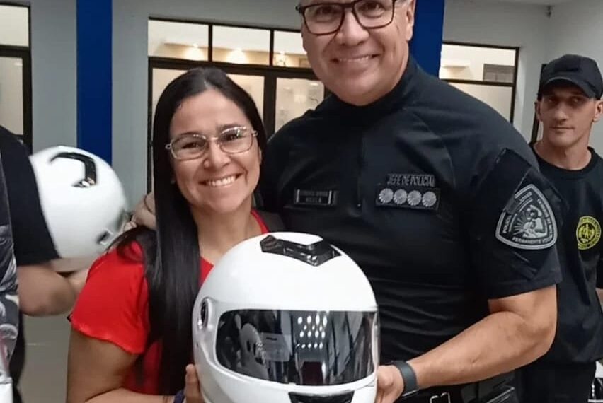 Más de 140 motociclistas que finalizaron la capacitación en conducción recibieron cascos homologados