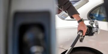Postergan a 2024 la suba de los impuestos que impactan en el precio de las naftas