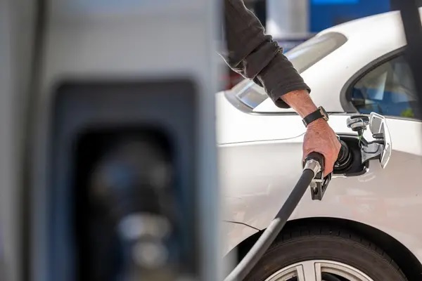 Postergan a 2024 la suba de los impuestos que impactan en el precio de las naftas