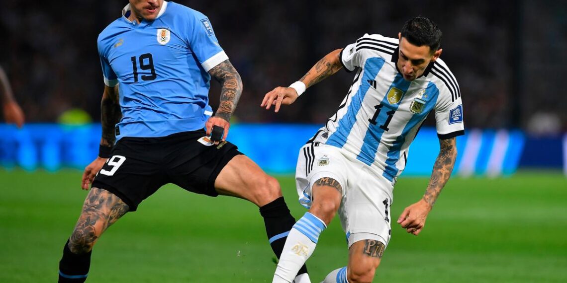 Argentina pagó caro dos equivocaciones y Uruguay lo ganó en un gran partido