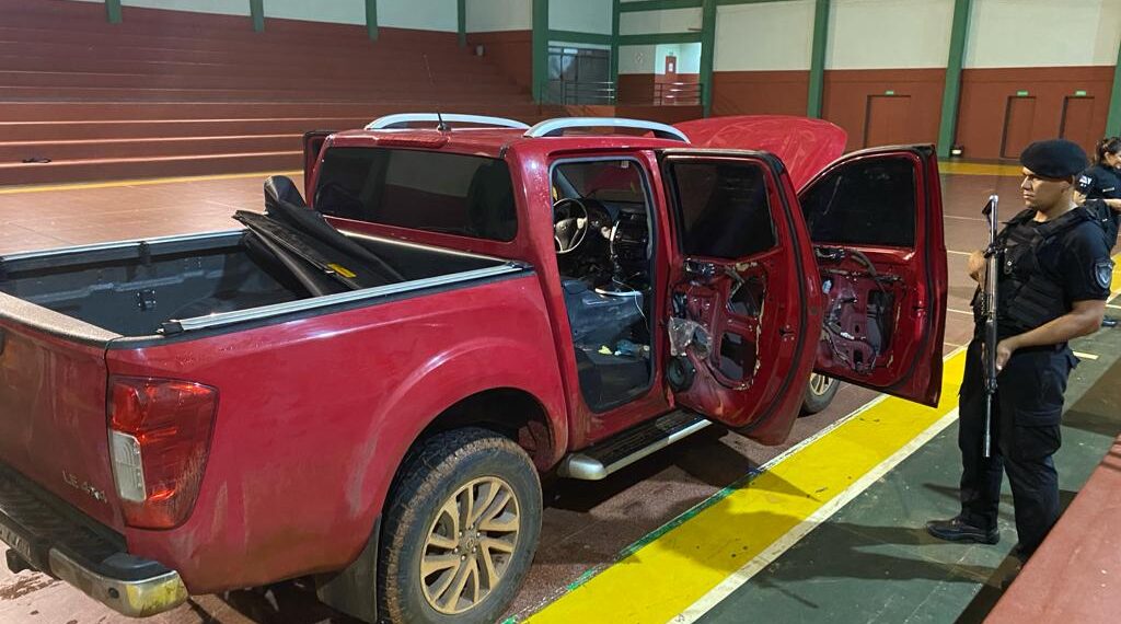 Policías de San Pedro frustraron intento de contrabando: una camioneta robada y 21.500 atados de cigarrillos incautados