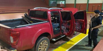 Policías de San Pedro frustraron intento de contrabando: una camioneta robada y 21.500 atados de cigarrillos incautados