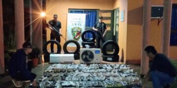 Policías interceptaron dos vehículos con contrabando de neumáticos en operativo rural nocturno