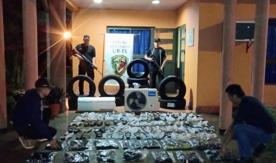 Policías interceptaron dos vehículos con contrabando de neumáticos en operativo rural nocturno