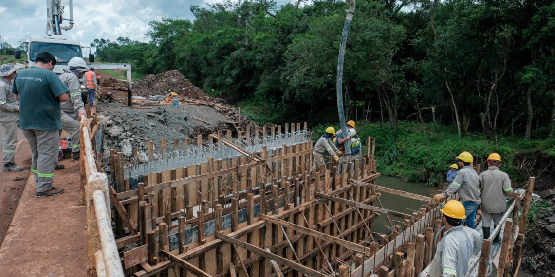 Nuevo puente en la obra de la Autovía 105