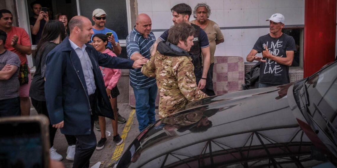 Milei recorrió Bahía Blanca junto a varios ministros