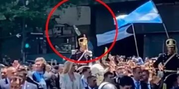 Identifican al hombre que arrojó un botellazo a la comitiva presidencial de Milei