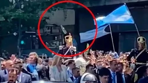 Identifican al hombre que arrojó un botellazo a la comitiva presidencial de Milei