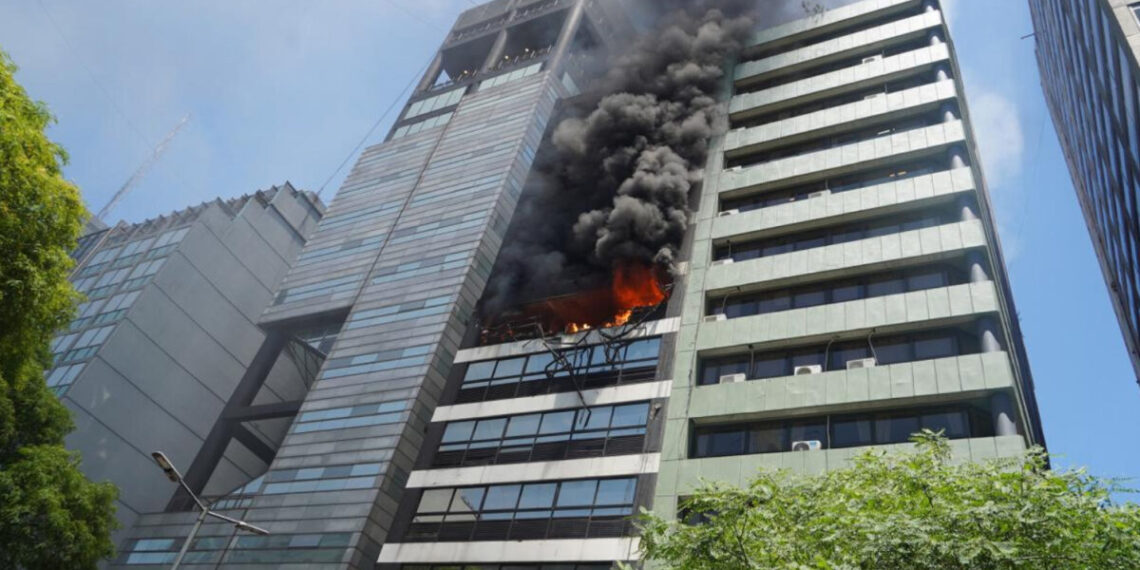 Confirmaron una muerte y más de 40 heridos tras el incendio al lado de la Secretaría de Trabajo