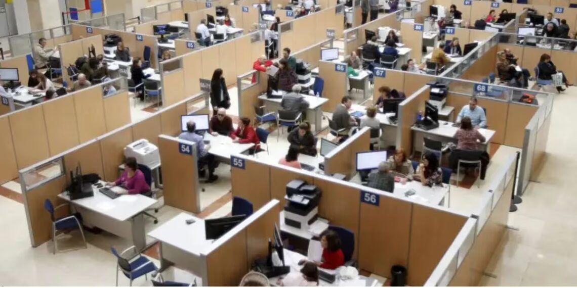 El Gobierno oficializó la baja de los contratos de 7 mil empleados públicos que ingresaron este año