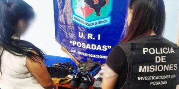 Detuvieron a una mujer que simulaba comprar ropas para nochebuena, pero las robaba