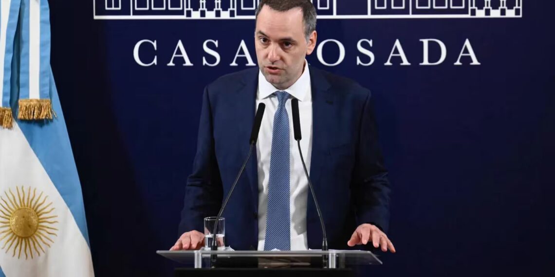 El Gobierno anunció una fuerte reducción de cargos políticos y la suspensión de la pauta oficial por un año