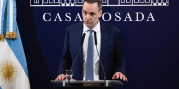 El Gobierno anunció una fuerte reducción de cargos políticos y la suspensión de la pauta oficial por un año