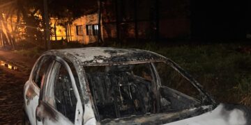 Incendio de automóvil en Puerto Iguazú dejó a dos personas gravemente heridas: transportaban combustible en forma irregular