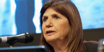 Insólito requisito para reuniones en espacio público: si son más de tres personas deberán pedir permiso