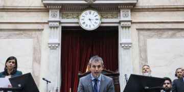 Principio de acuerdo entre el oficialismo y bloques opositores para aprobar la ley “Bases”