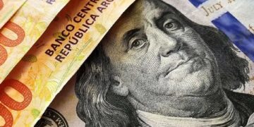 Dólar blue récord: aumentó $35 en dos días y la brecha con el oficial es la más alta en la era Milei