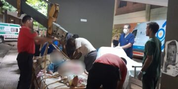 Bomberos de la Policía asistieron en su vivienda a un hombre con sobrepeso