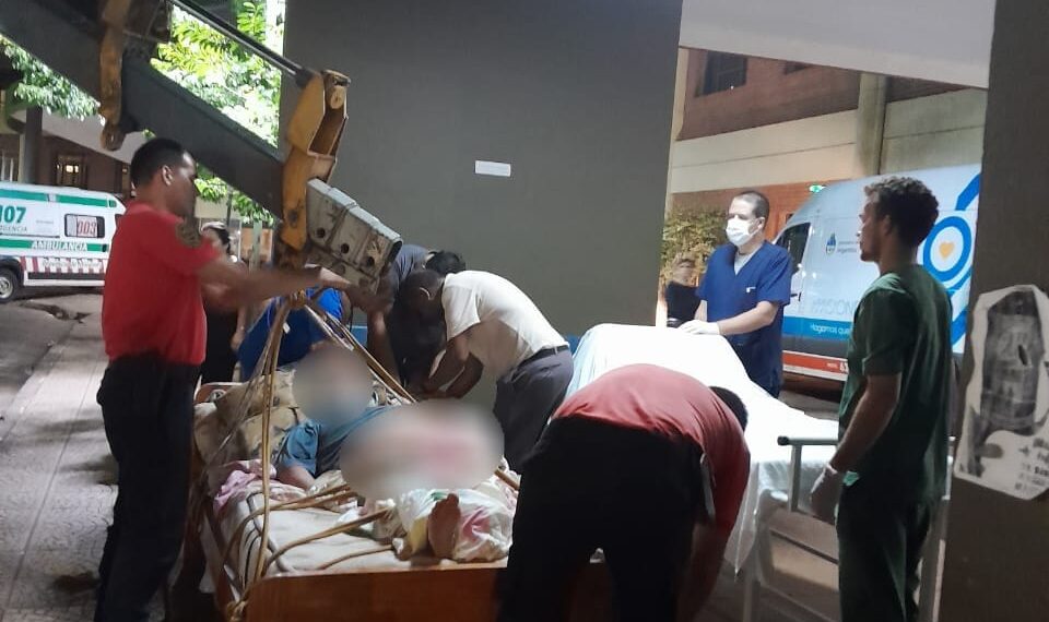 Bomberos de la Policía asistieron en su vivienda a un hombre con sobrepeso