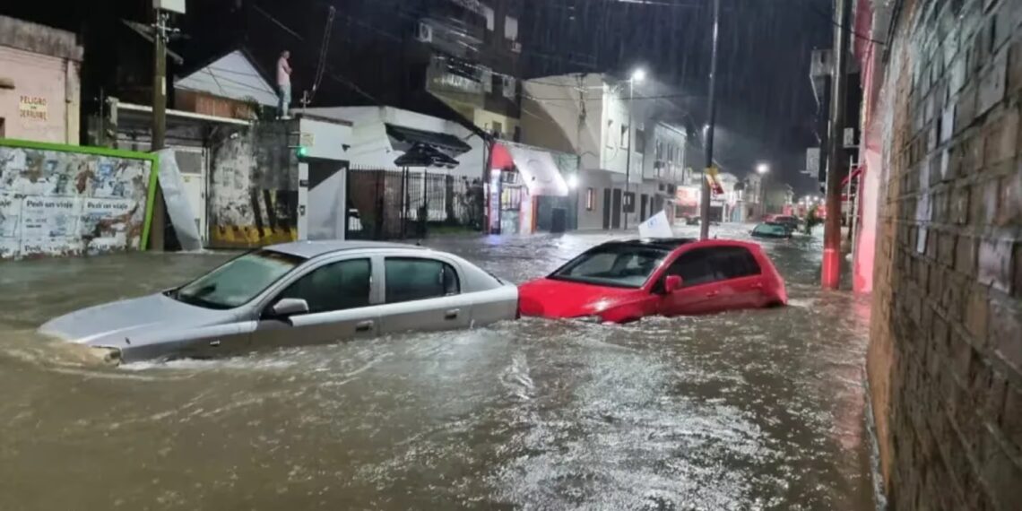 Feroz temporal en Corrientes: las imágenes más impactantes de casas tapadas de agua y cientos de evacuados