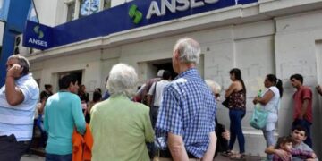 El Gobierno analiza incluir un 10% adicional en las jubilaciones para abril
