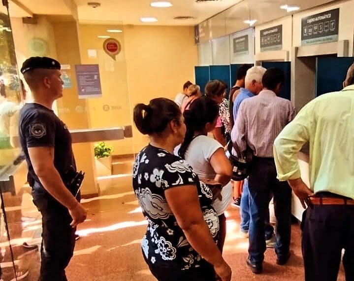 Policía evitó que un hombre siga siendo estafado por teléfono en un cajero automático
